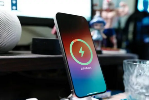 田家庵苹果15换屏服务分享用什么充电器给iPhone15充电更好 